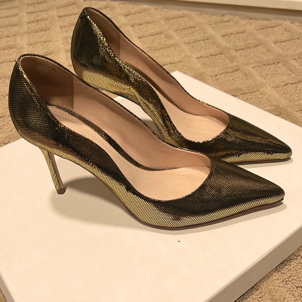 Gold Schutz pumps!